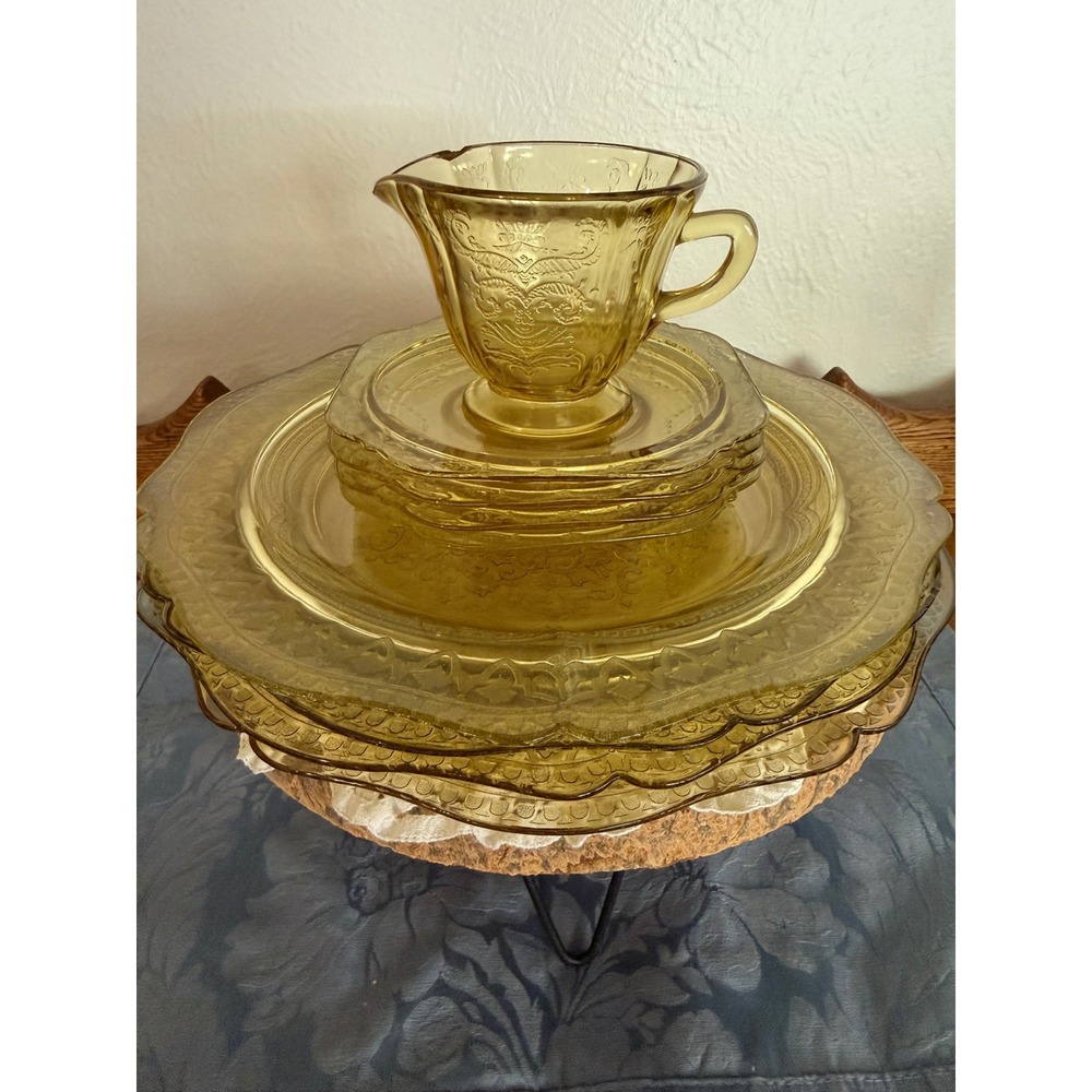 Federal Glass Patrician Spoke Yellow Depression Glass Plates and Creamer Set